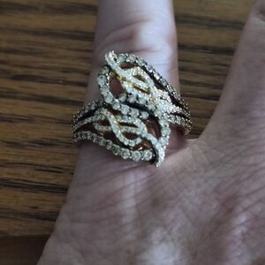 Elegant Gold and Silver Leaf Design Ring
